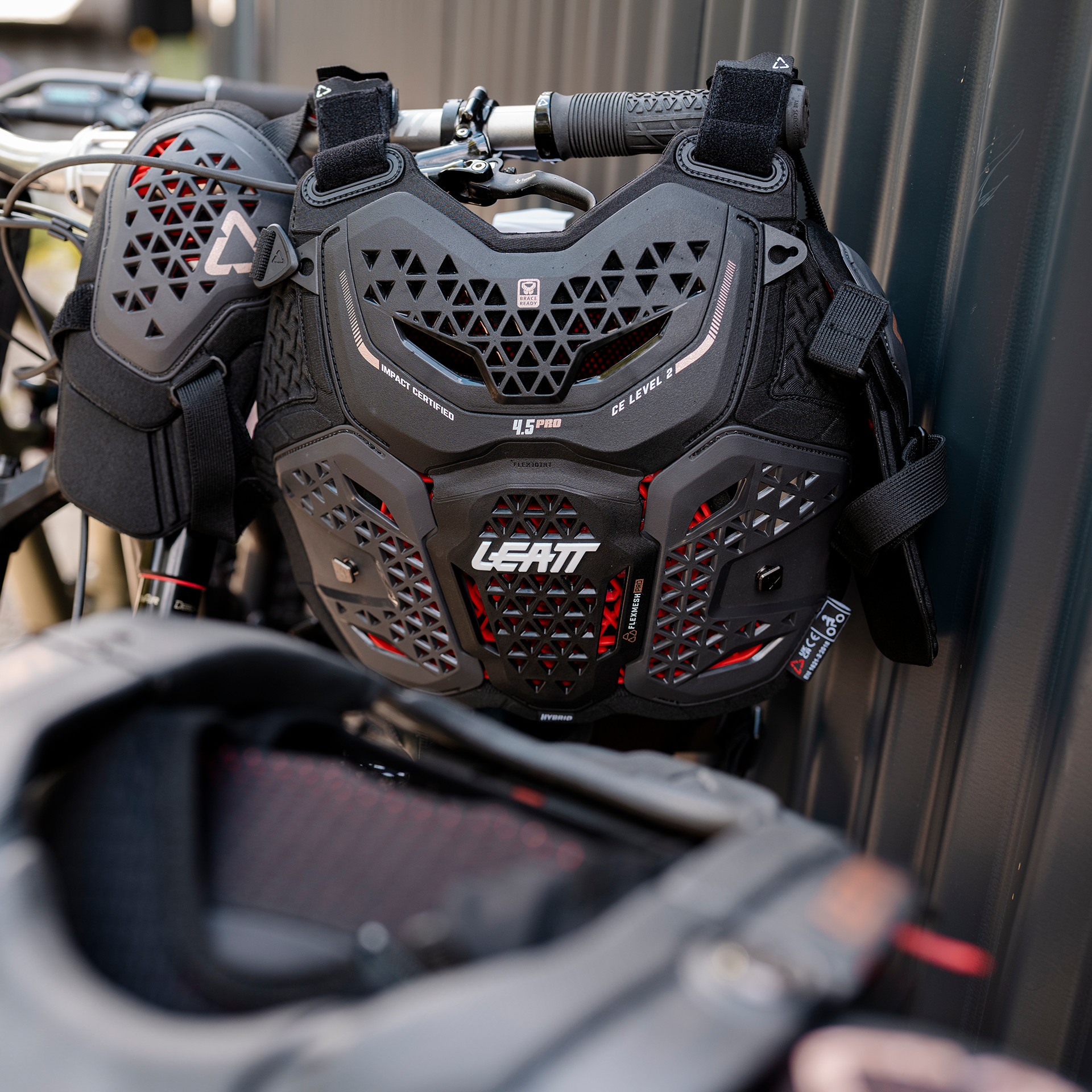 Chest Protector 4.5 Hybrid Pro - Women Position 3