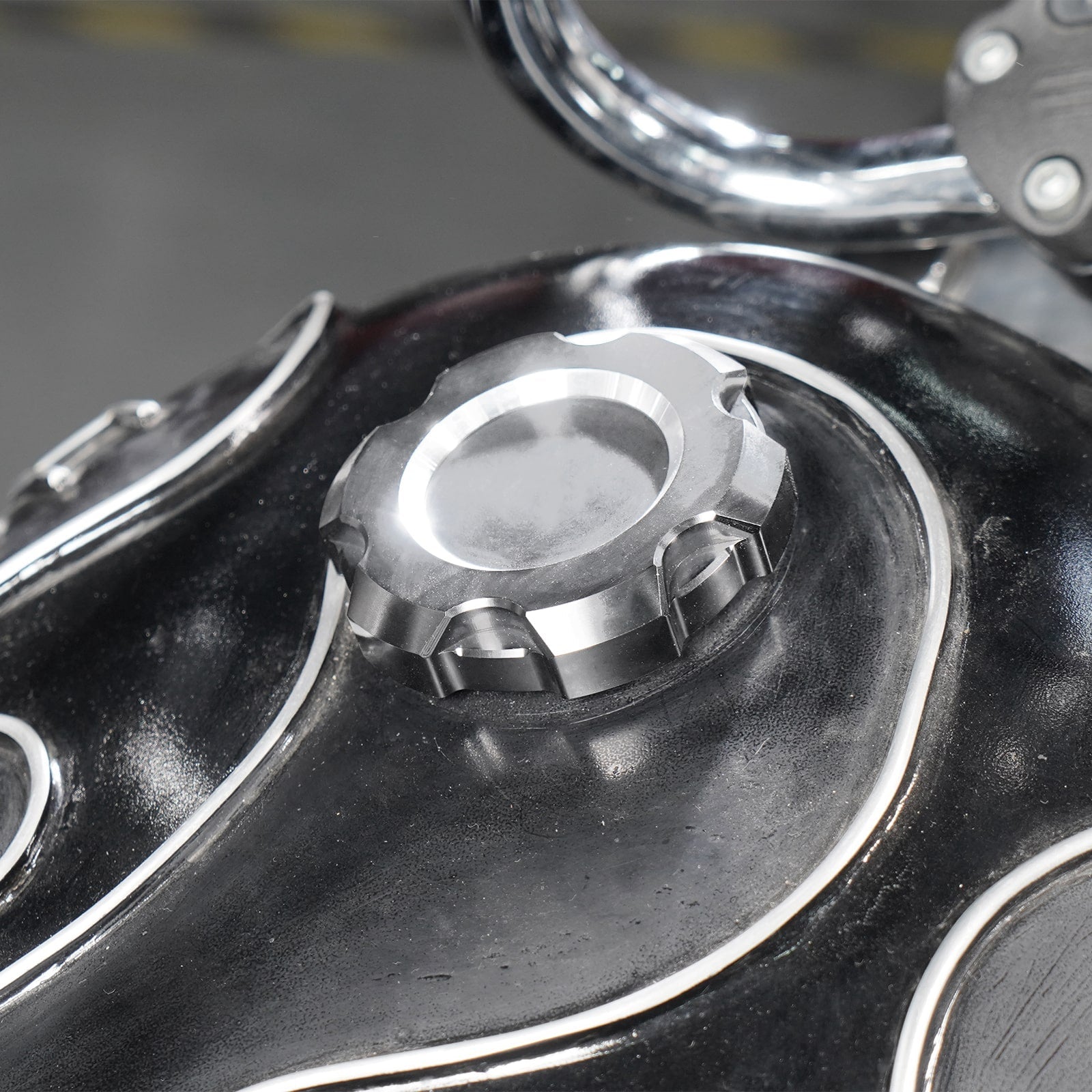 Chrome Fuel Tank Cap For Harley Sportster 1200 883 48 XL Dyna Super Glide Street Bob