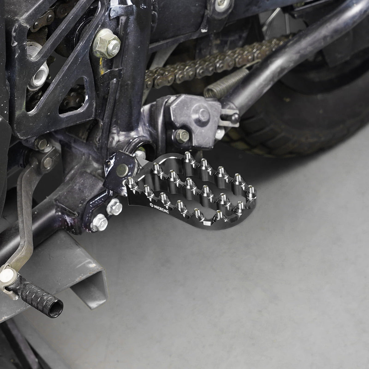 Enlargerd Wide Footpegs + Lowered Brackets For Kawasaki KLR650 1987-2018