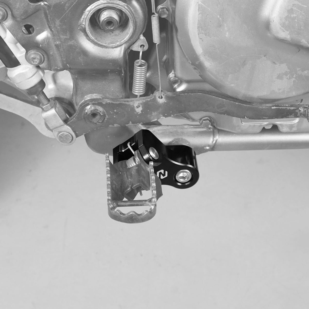Enlarged Footpegs + Lowered Foot Peg Brackets For Suzuki DR650 S / SE 1996-2025