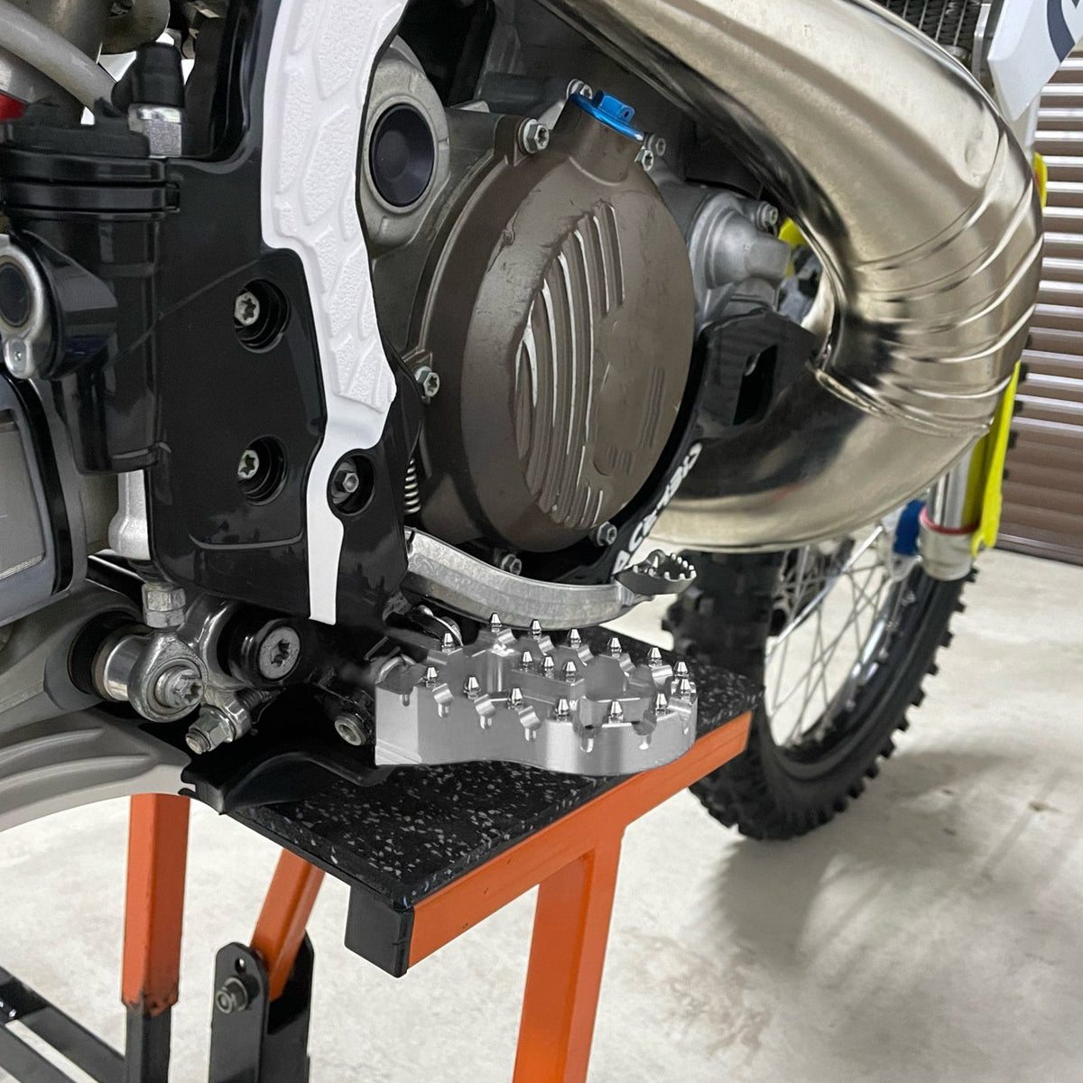 Billet Wide Foot Pegs For Husqvarna 125-501 TE/FE 2017-2023 KTM 125-500 EXC/EXCF 2017-2023 Gas Gas EC 250/300 2021-2023